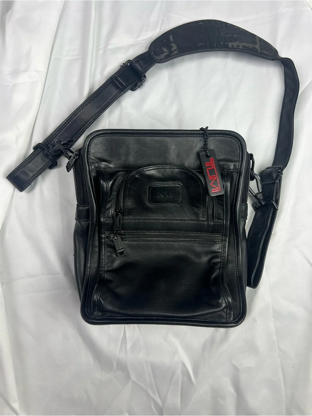 Tumi Black Leather Men's Messenger Crossbody Bag with Red Logo Tag Tumi 910D3